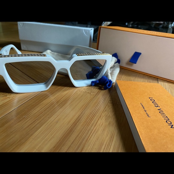 Louis Vuitton Sunglasses - Picture 7 of 7